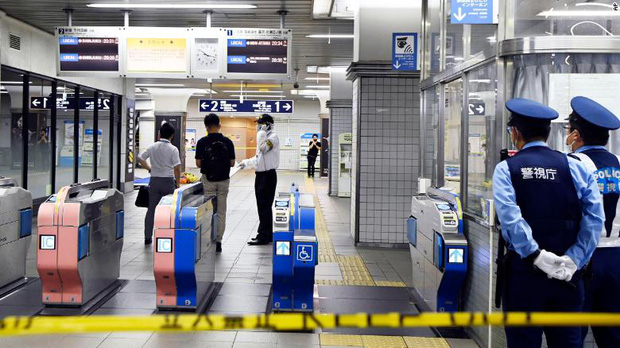Gã đàn ông cầm dao điên cuồng tấn công hành khách đi tàu ở Nhật, ít nhất 10 người bị thương-2