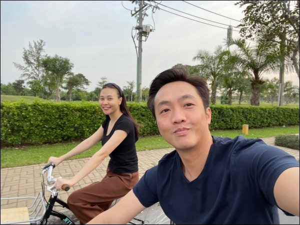 Đàm Thu Trang cắt tóc cho Subeo, hành động nhỏ nhưng ấm áp khiến&nbsp;mẹ nào cũng khen vừa đảm đang lại khéo léo nhân hậu-8