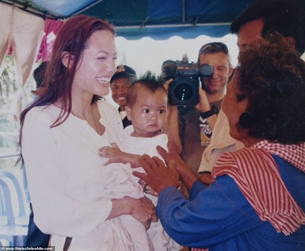 Đằng sau việc Angelina Jolie nhận nuôi Maddox-4