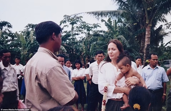 Đằng sau việc Angelina Jolie nhận nuôi Maddox-6