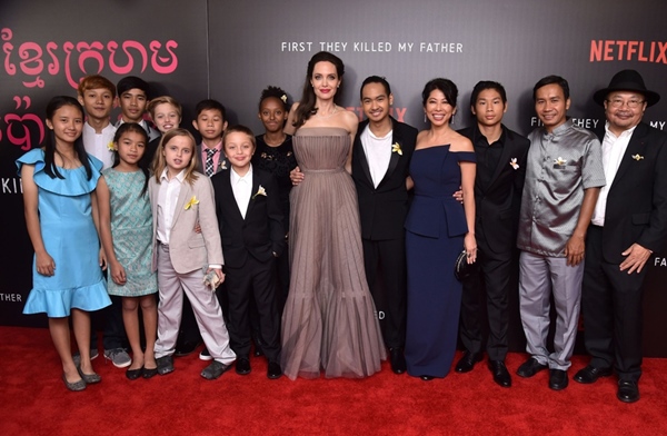 Đằng sau việc Angelina Jolie nhận nuôi Maddox-7
