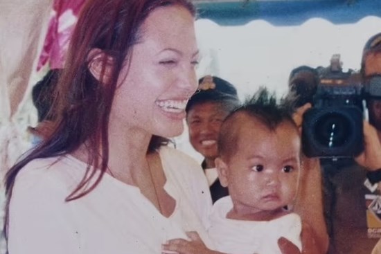 Đằng sau việc Angelina Jolie nhận nuôi Maddox