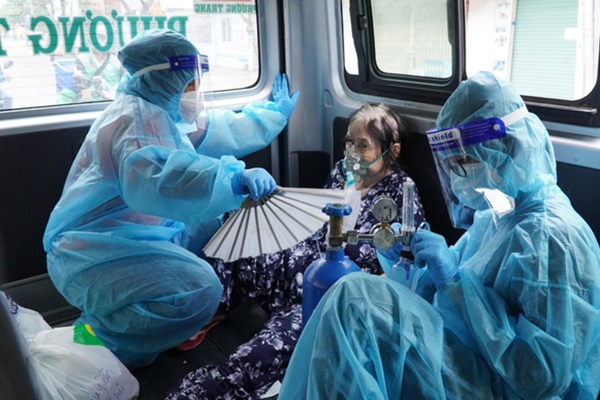 Vợ lấy mẫu xét nghiệm Covid-19 cho chồng đang trực chốt: Chỉ kịp động viên nhau qua ánh mắt-2