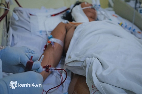 Ảnh: Theo chân bác sĩ nơi thành trì cuối cùng giành lại sự sống cho các F0 nguy kịch, phải thở máy ở TP.HCM-11