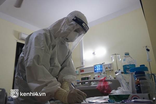 Ảnh: Theo chân bác sĩ nơi thành trì cuối cùng giành lại sự sống cho các F0 nguy kịch, phải thở máy ở TP.HCM-16
