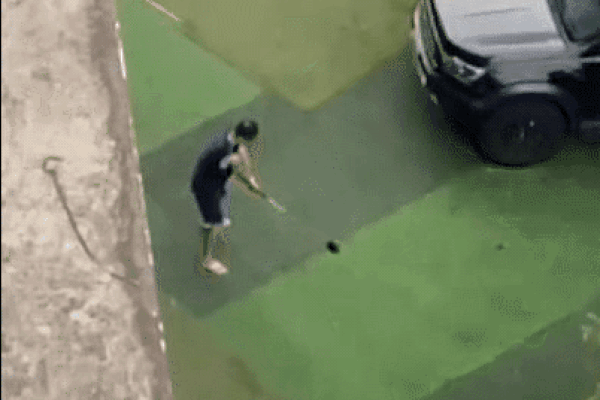 Tập đánh golf ở sân chung cư giữa lúc giãn cách xã hội, Trưởng ban Quản trị chung cư bị phạt tiền-1