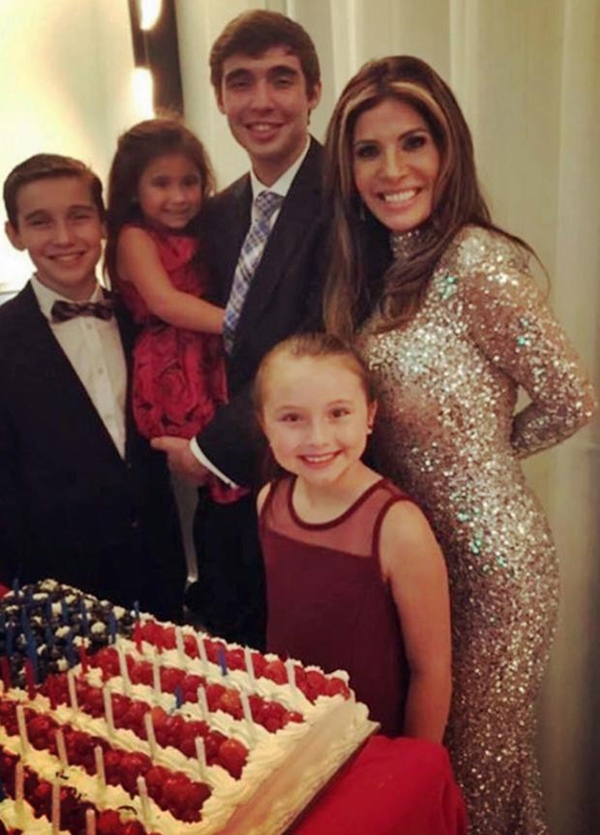 Cả tuổi thơ bị chê xấu như quỷ, bà mẹ quyết đập đi xây lại giống Đệ nhất phu nhân Mỹ và kết quả ngoài sức tưởng tượng-7