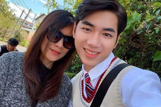 Mẹ nuôi của K-ICM viết đúng 4 chữ lên trang cá nhân giữa 