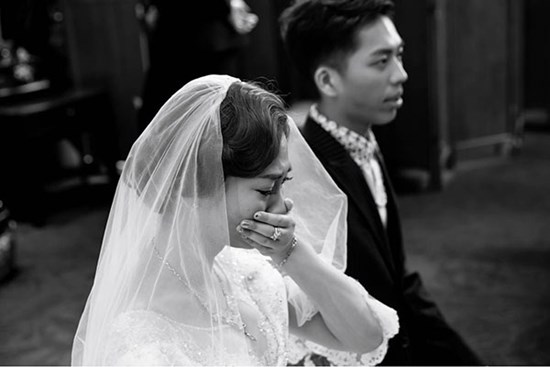 Nhân lúc cô dâu vắng mặt, phù dâu bí mật đưa chú rể một phong bao màu đỏ, sau khi mở ra anh này ngay lập tức hủy hôn