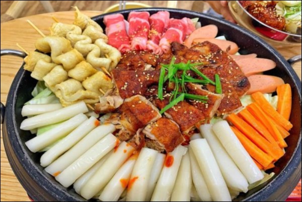 Mê ẩm thực Hàn Quốc, chị em bỏ túi ngay cách làm lẩu tokbokki cay nồng, chuẩn vị không thua gì nhà hàng-1