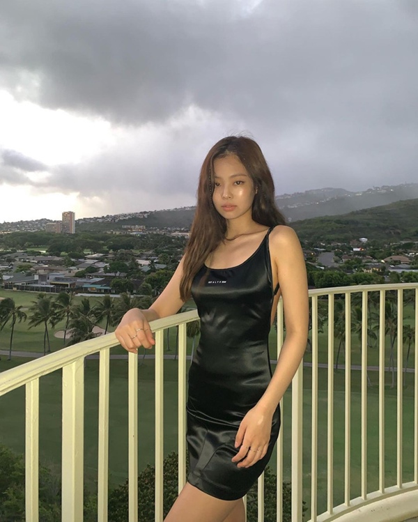 Soi style váy vóc của 5 sao Hàn dân tình muốn đi du lịch cùng nhất: Suzy đơn giản đậm chất bạn gái, Jennie sexy hết nấc, Jisoo cá tính bất ngờ-11