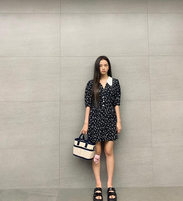 Soi style váy vóc của 5 sao Hàn dân tình muốn đi du lịch cùng nhất: Suzy đơn giản đậm chất bạn gái, Jennie sexy hết nấc, Jisoo cá tính bất ngờ-18