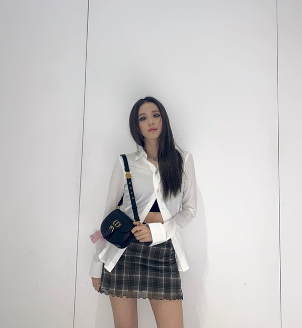 Soi style váy vóc của 5 sao Hàn dân tình muốn đi du lịch cùng nhất: Suzy đơn giản đậm chất bạn gái, Jennie sexy hết nấc, Jisoo cá tính bất ngờ-19