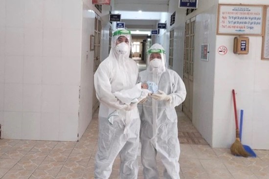 Đỡ đẻ cho sản phụ nhiễm Covid-19, 3 nhân viên y tế kiệt sức ngất xỉu