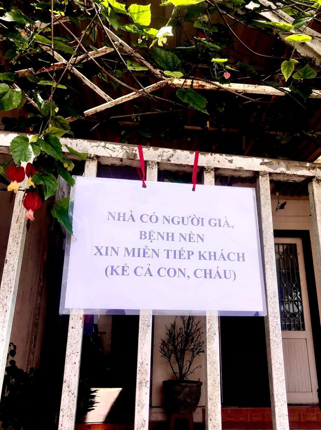 Cụ bà nghiêm chỉnh chấp hành quy định mùa dịch, khóa cổng, treo biển không tiếp khách kể cả con cháu” cực gắt!-2