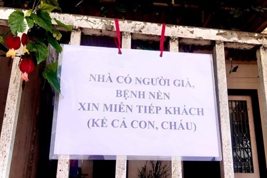 Cụ bà nghiêm chỉnh chấp hành quy định mùa dịch, khóa cổng, treo biển không tiếp khách “kể cả con cháu” cực gắt!
