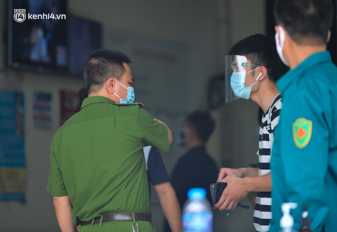 Hà Nội: Phong toả chung cư HH4C Linh Đàm, truy vết người liên quan qua camera an ninh-9