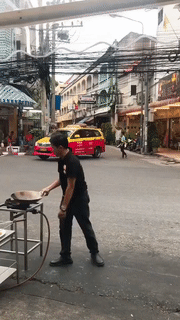 Màn xào cải đạt trình độ thượng thừa bay từ bên này sang bên kia đường gây tranh cãi vì một lý do bất ngờ-1