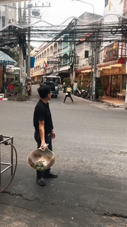 Màn xào cải đạt trình độ thượng thừa bay từ bên này sang bên kia đường gây tranh cãi vì một lý do bất ngờ-2