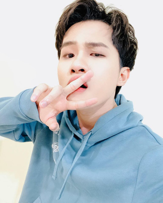 Nghi vấn Jack lộ diện giữa bão drama: Ăn vận đồ hiệu bịt kín mít, trầm lắng ngồi cầm điện thoại?-2