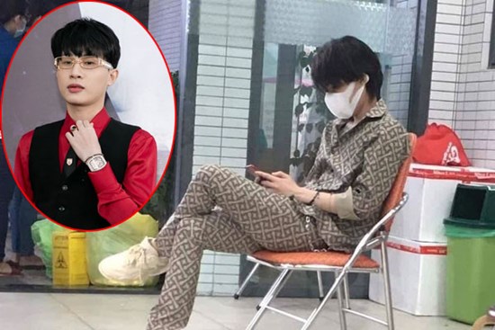 Nghi vấn Jack lộ diện giữa bão drama: Ăn vận đồ hiệu bịt kín mít, trầm lắng ngồi cầm điện thoại?