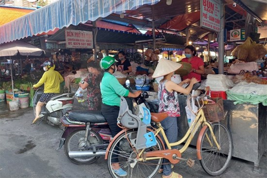 Giá hàng hóa tại chợ dân sinh tăng do vận chuyển hàng khó khăn