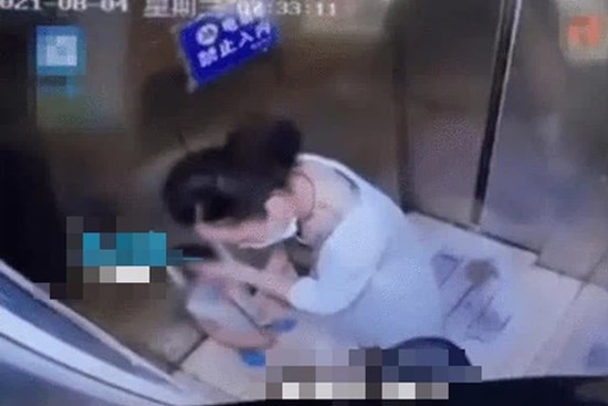 Bà dì xấu tính dẫm chân và đẩy bé trai trong thang máy, lời giải thích khiến dân tình bức xúc: 