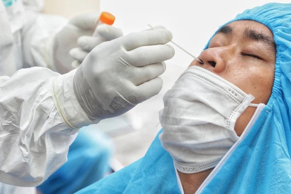 TP.HCM: Đi bộ hơn 10km giữa đêm về nhà sau tiêm vaccine Covid-19, hai vợ chồng già nhận được điều bất ngờ từ CSGT-3