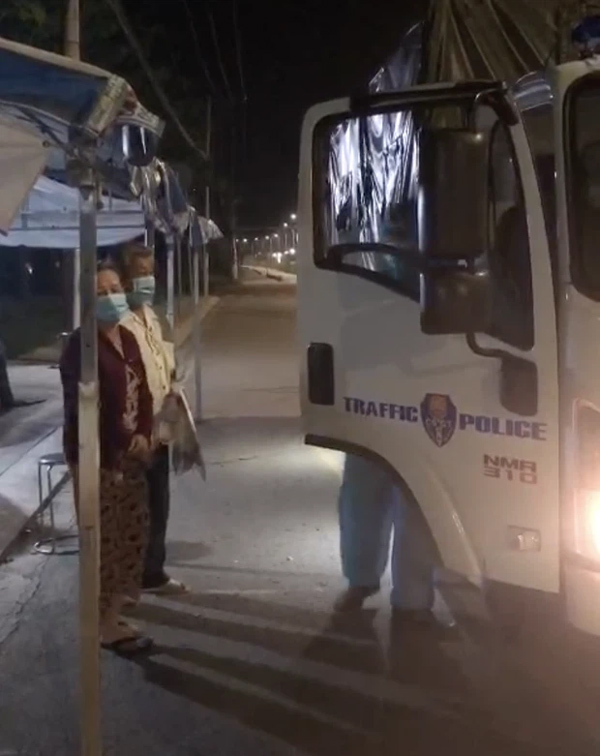 TP.HCM: Đi bộ hơn 10km giữa đêm về nhà sau tiêm vaccine Covid-19, hai vợ chồng già nhận được điều bất ngờ từ CSGT-1