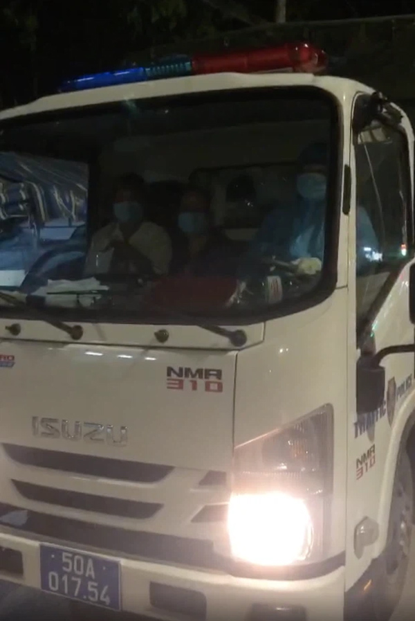 TP.HCM: Đi bộ hơn 10km giữa đêm về nhà sau tiêm vaccine Covid-19, hai vợ chồng già nhận được điều bất ngờ từ CSGT-2