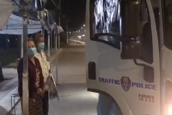 TP.HCM: Đi bộ hơn 10km giữa đêm về nhà sau tiêm vaccine Covid-19, hai vợ chồng già nhận được điều bất ngờ từ CSGT