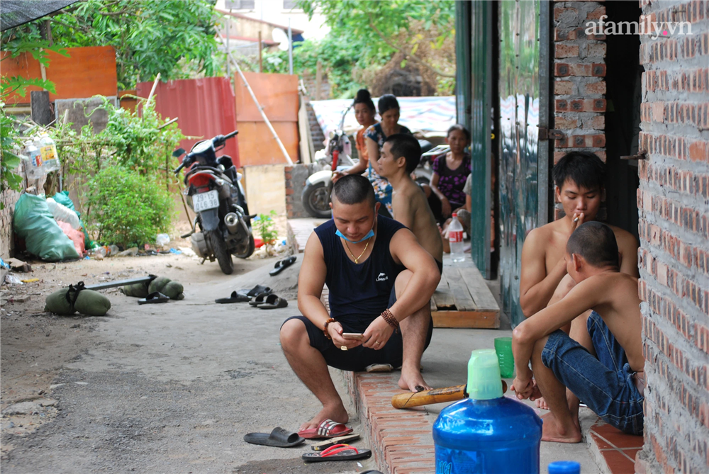 Cơm độn mì tôm và trưa hè giãn cách của lao động ngoại tỉnh ở Hà Nội: Những ngày thảnh thơi là những ngày đáng sợ nhất-14