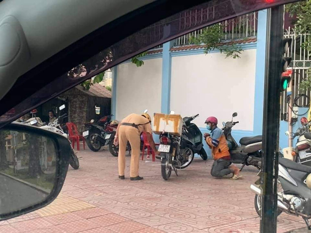 Hình ảnh shipper quỳ gối xin tha sau khi vi phạm quy định phòng chống dịch khiến nhiều người tranh cãi-1