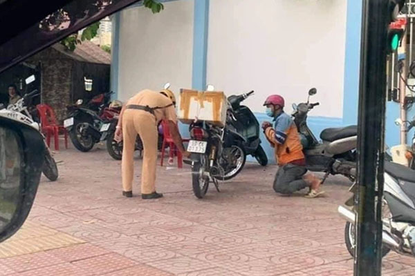 Cụ ông 90 tuổi đầu, không sợ thằng nào cầm mũ cối đánh công an ở chốt kiểm dịch-7