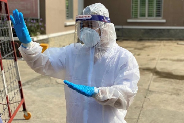 Chuyến xe lặng lẽ đưa tro cốt bệnh nhân tử vong do Covid-19 về nhà-1