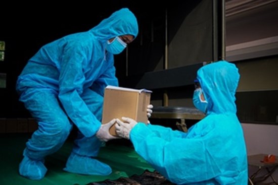 Chuyến xe lặng lẽ đưa tro cốt bệnh nhân tử vong do Covid-19 về nhà