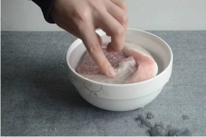 Chỉ mẹ cách rã đông thịt cực hay, chỉ 5 phút là tan sạch đá, thit mềm và tươi ngon như mới-2