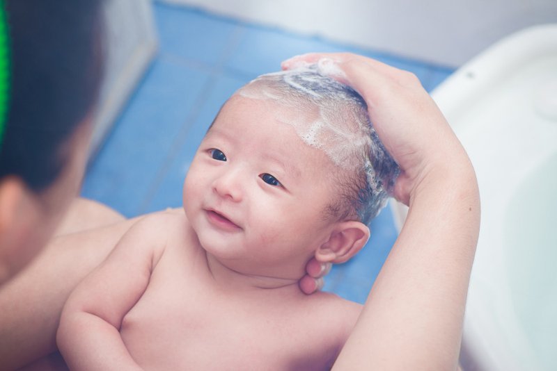 Gội đầu cho bé theo cách này, bé không quấy khóc mà còn ngoan ngoãn hợp tác!-2
