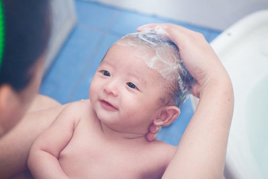 Gội đầu cho bé theo cách này, bé không quấy khóc mà còn ngoan ngoãn hợp tác!