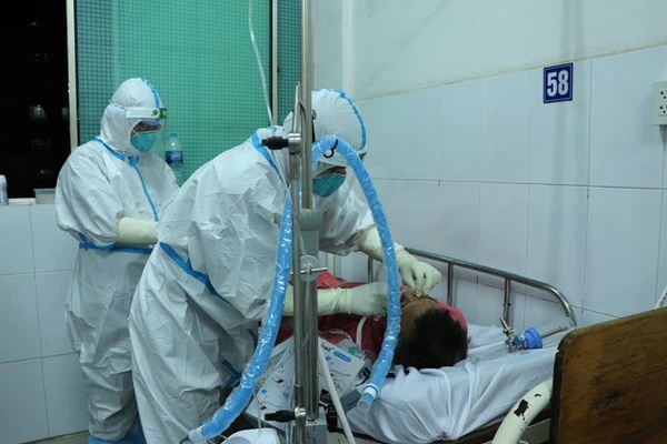Đêm trắng ở tuyến đầu khốc liệt: Giành giật sự sống cho bệnh nhân COVID-19-2