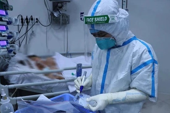 Đêm trắng ở tuyến đầu khốc liệt: Giành giật sự sống cho bệnh nhân COVID-19