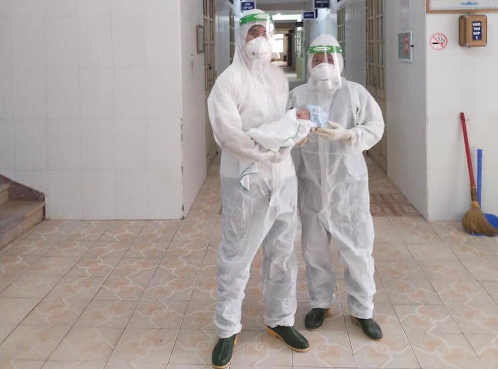 Đỡ đẻ cho sản phụ nhiễm Covid-19, 3 nhân viên y tế kiệt sức ngất xỉu-2