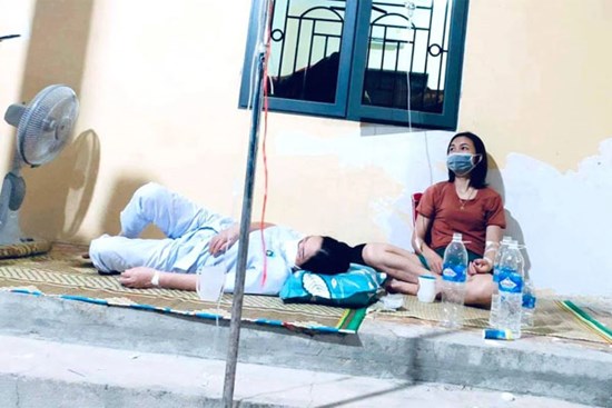 Đỡ đẻ cho sản phụ nhiễm Covid-19, 3 nhân viên y tế kiệt sức ngất xỉu