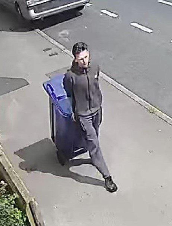 Clip: Cậu thiếu niên trẻ tuổi kéo theo chiếc thùng rác kỳ lạ đi qua đường, không ngờ phía sau ẩn giấu tội ác cực kỳ tàn bạo-2