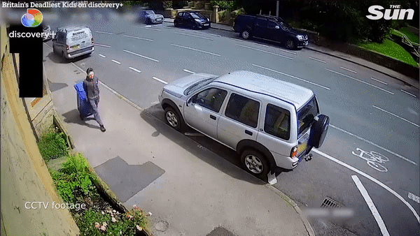 Clip: Cậu thiếu niên trẻ tuổi kéo theo chiếc thùng rác kỳ lạ đi qua đường, không ngờ phía sau ẩn giấu tội ác cực kỳ tàn bạo-1