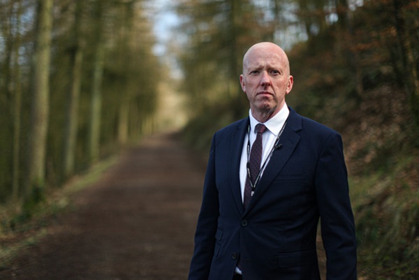 Clip: Cậu thiếu niên trẻ tuổi kéo theo chiếc thùng rác kỳ lạ đi qua đường, không ngờ phía sau ẩn giấu tội ác cực kỳ tàn bạo-6