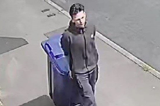 Clip: Cậu thiếu niên trẻ tuổi kéo theo chiếc thùng rác kỳ lạ đi qua đường, không ngờ phía sau ẩn giấu tội ác cực kỳ tàn bạo