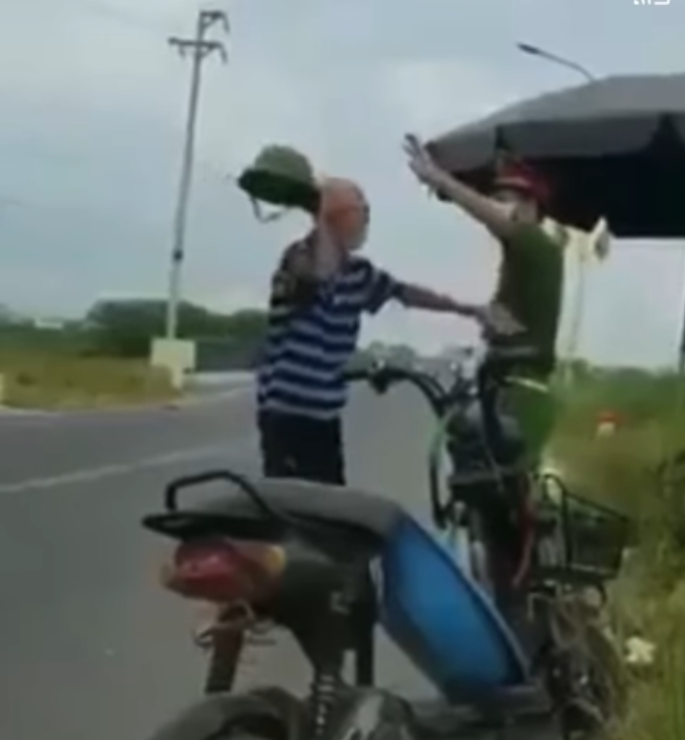 Cụ ông 90 tuổi đầu, không sợ thằng nào cầm mũ cối đánh công an ở chốt kiểm dịch-2