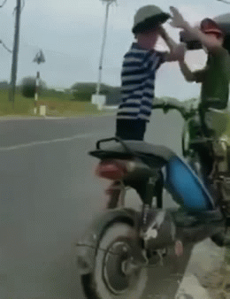 Cụ ông 90 tuổi đầu, không sợ thằng nào cầm mũ cối đánh công an ở chốt kiểm dịch-3