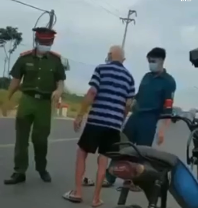 Cụ ông 90 tuổi đầu, không sợ thằng nào cầm mũ cối đánh công an ở chốt kiểm dịch-4